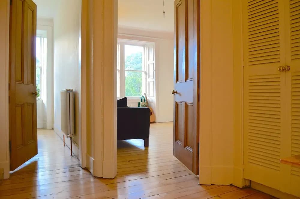 2 Bedroom Flat With Views of Holyrood - photo 3