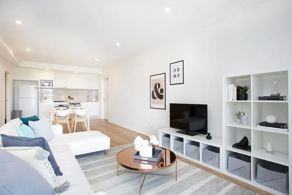 Designer Executive Apartment + Parking near Train - photo 2