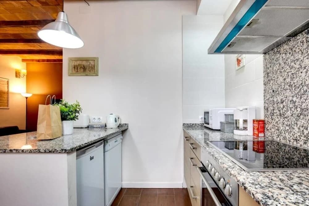Modern 2 Bed Flat in Trendy Poble Sec - photo 18