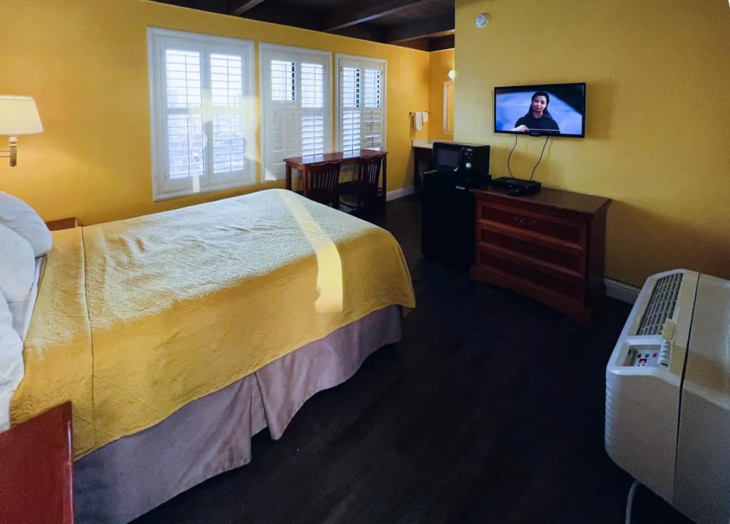 Van Ness Inn - photo 18