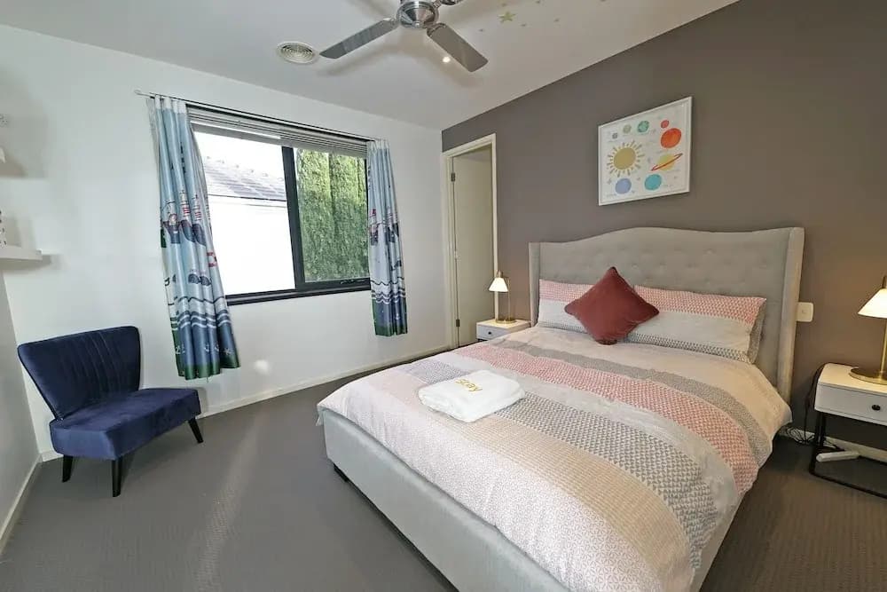 Luxury 7BRM Lakeside BigHouse Point Cook - photo 2