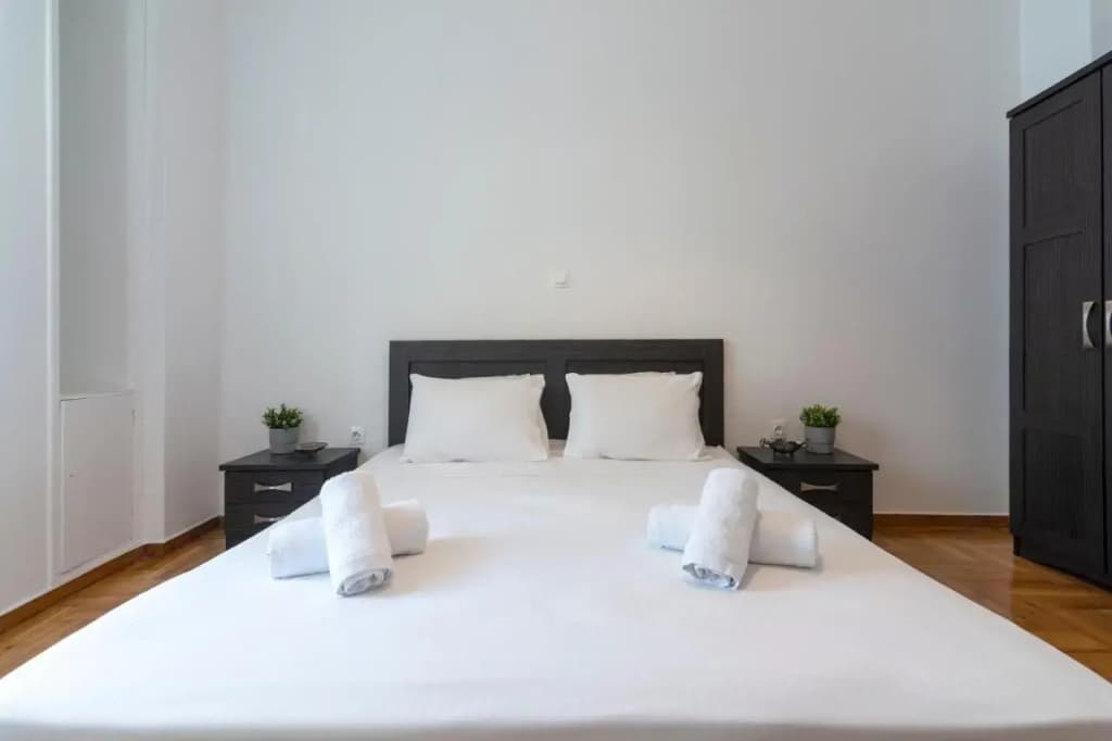 Modern 2BD apt in Athens , 3-min metro - photo 2