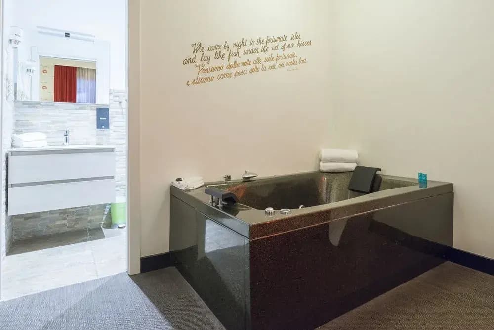 iRooms Jacuzzi Suites - photo 7