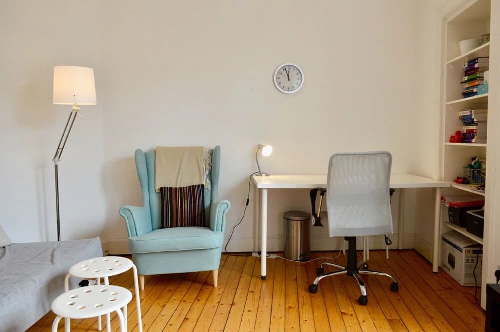 Central 2 Bedroom Flat in Edinburgh - photo 2