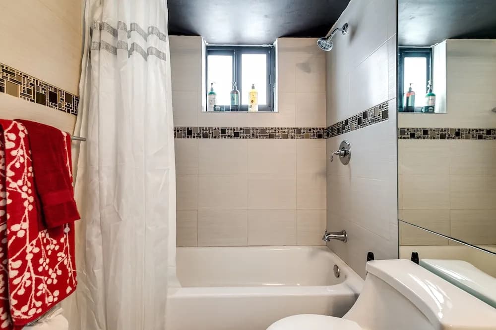 2 Bed2 Bath House with Backyard Jacuzzi - photo 8