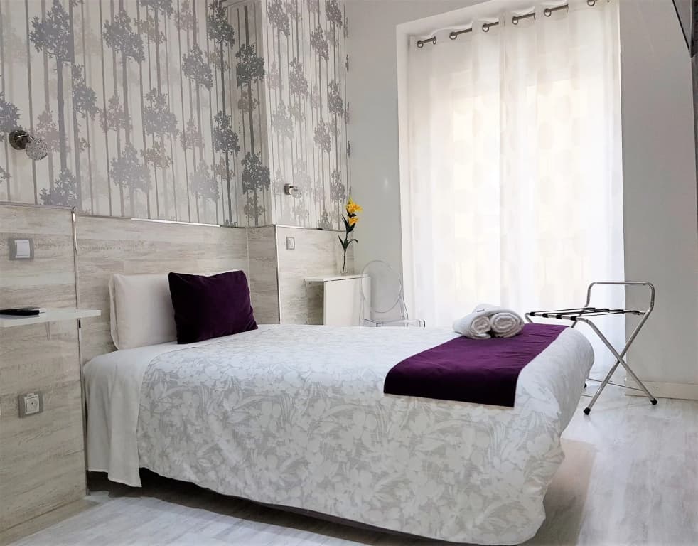 Hostal Met Madrid - photo 2