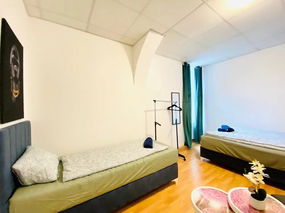 Stylish Shared 3-Bedroom Stay Near City - photo 5