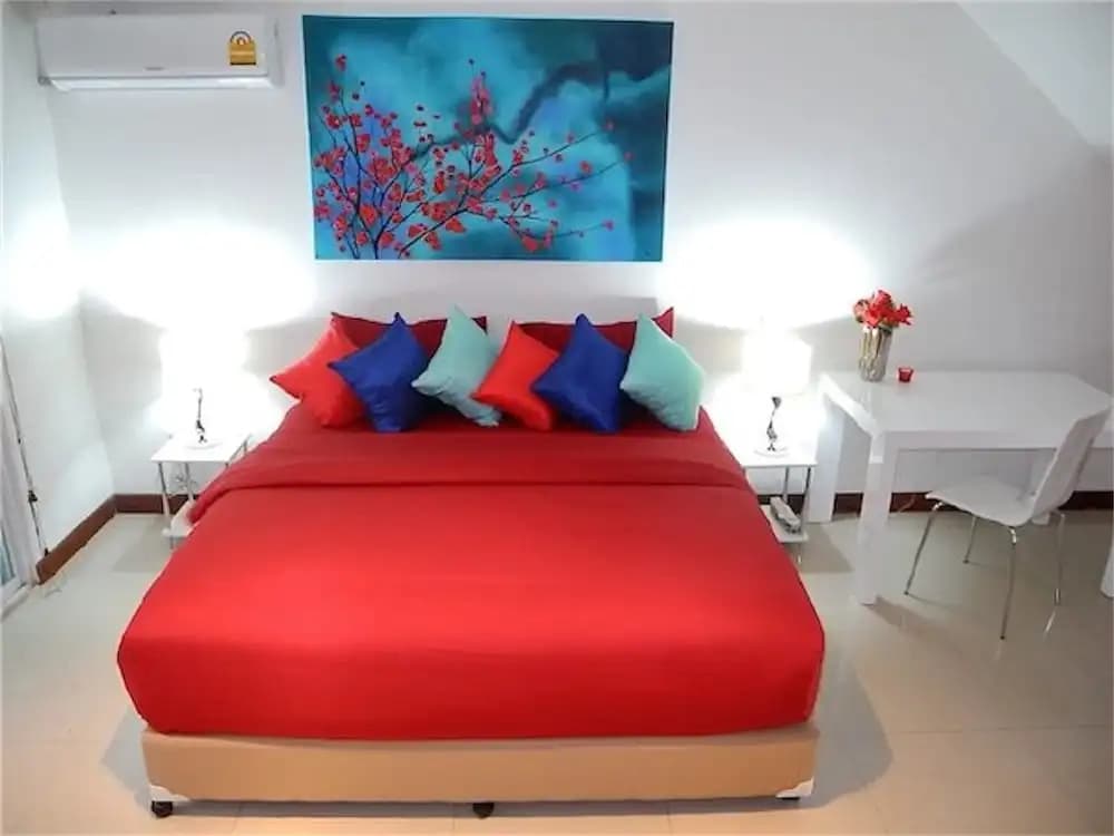 Sunrise 3 bedrooms Modern Apartment In Nai Harn - photo 2