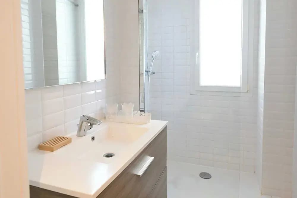 Modern Apartment - 2br-4p- Canal Saint-martin - photo 7