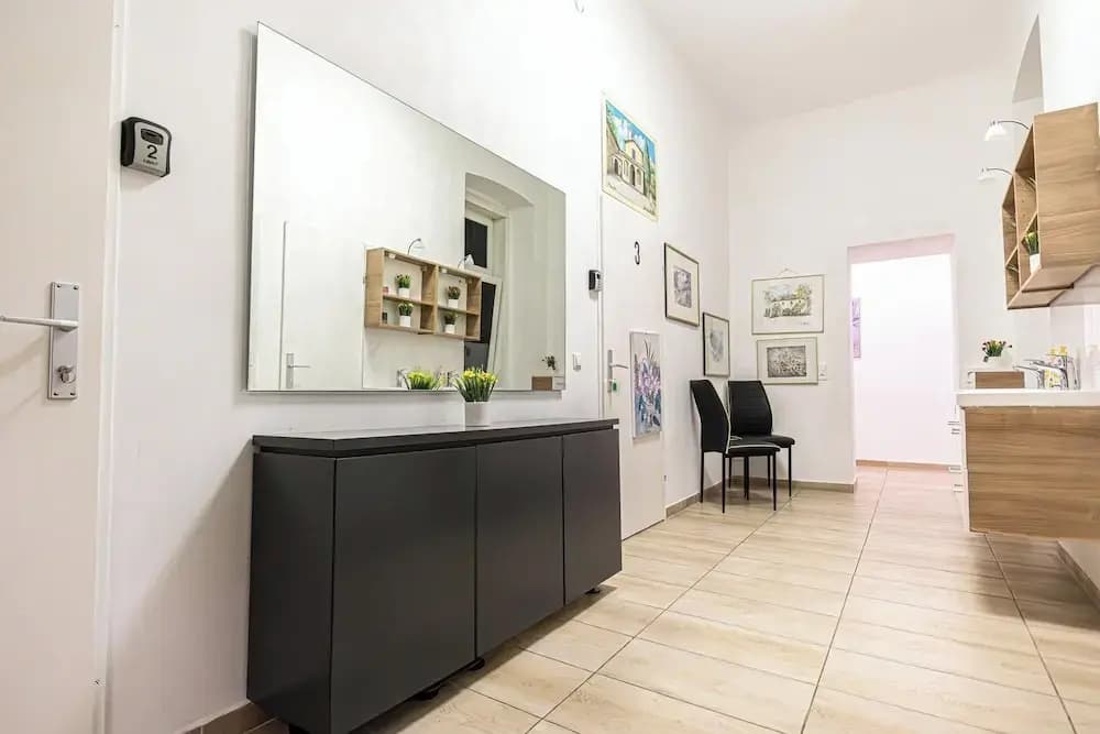 Large 5BR Central Flat Near Augarten - photo 1