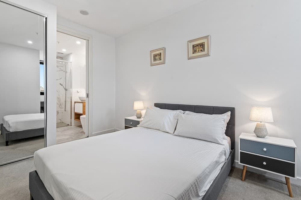 Spacious 2-bed Apartment in Hughesdale - photo 1
