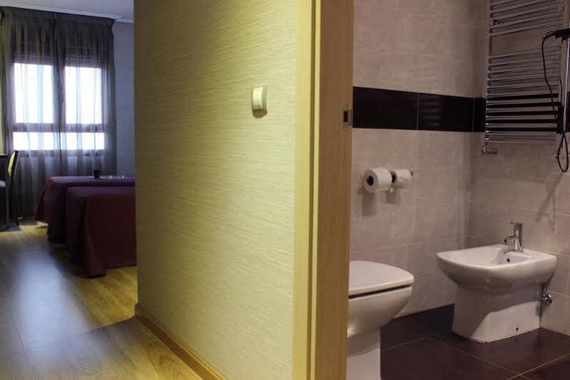 Hostal 4C Cuatro Caminos - photo 8