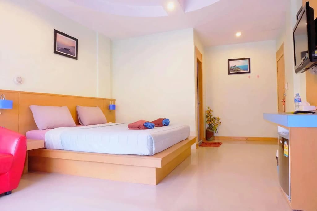 Patong Eyes Hotel - photo 2
