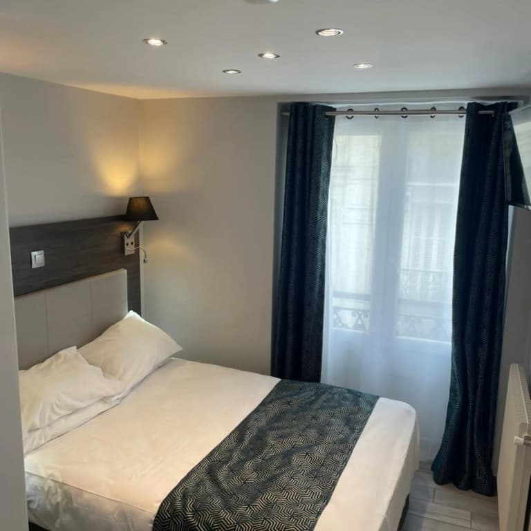 Mary's Hotel République - photo 20