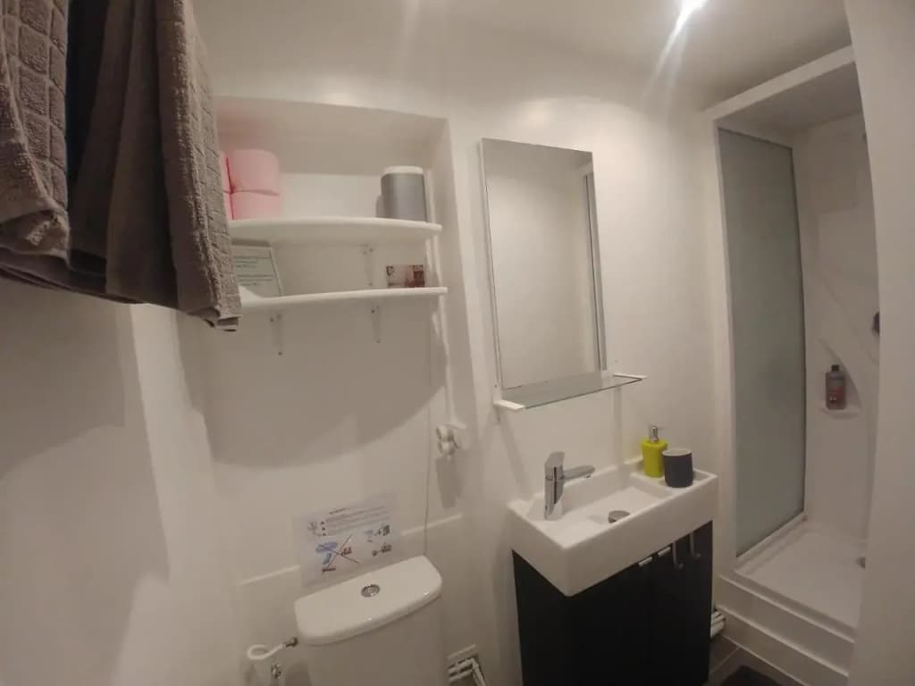 Central & Nice ! 3 Bedrooms, 2 Bathrooms - photo 9