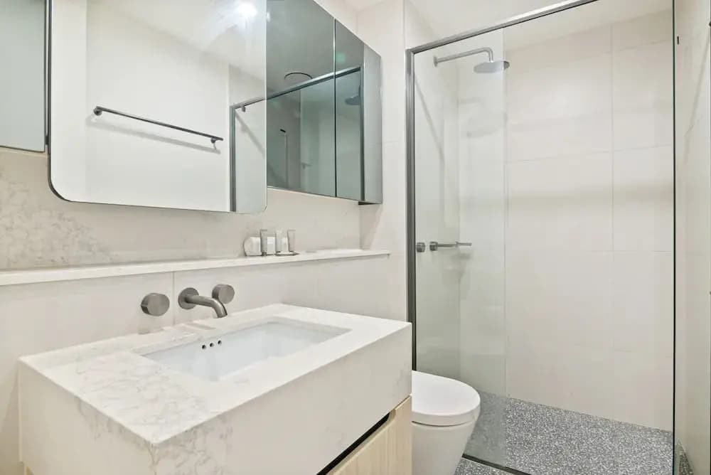 Bright 2-bed Flat With Cityside Charm - photo 8