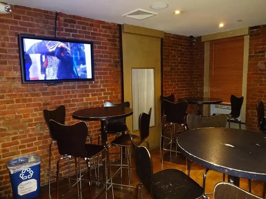Broadway Hotel and Hostel - photo 13