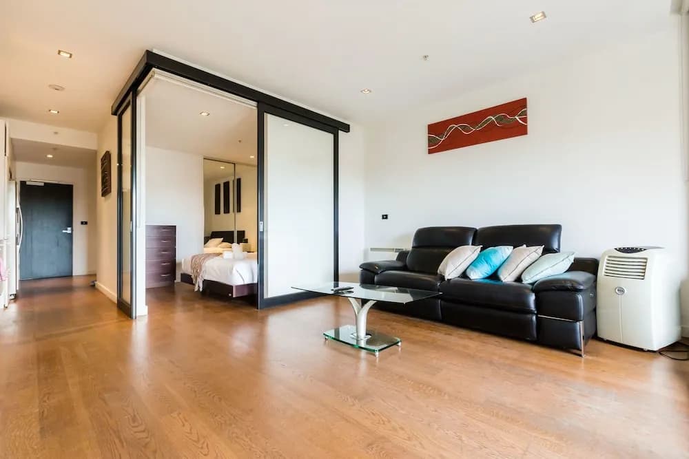 Cleo, 1BDR St Kilda Apartment - photo 2