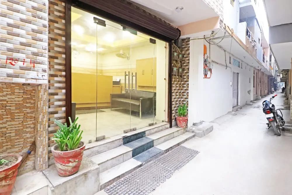 Mauryan Express Hotel Dashrathpuri Metro - photo 1