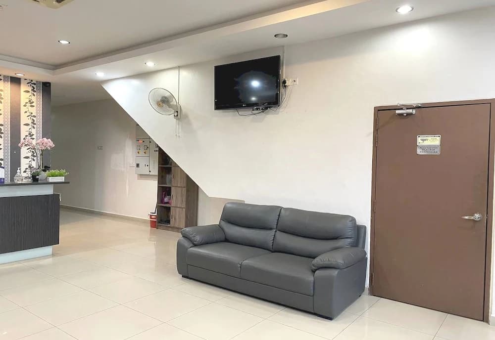 OYO 89715 CK Hotel 2 - photo 13