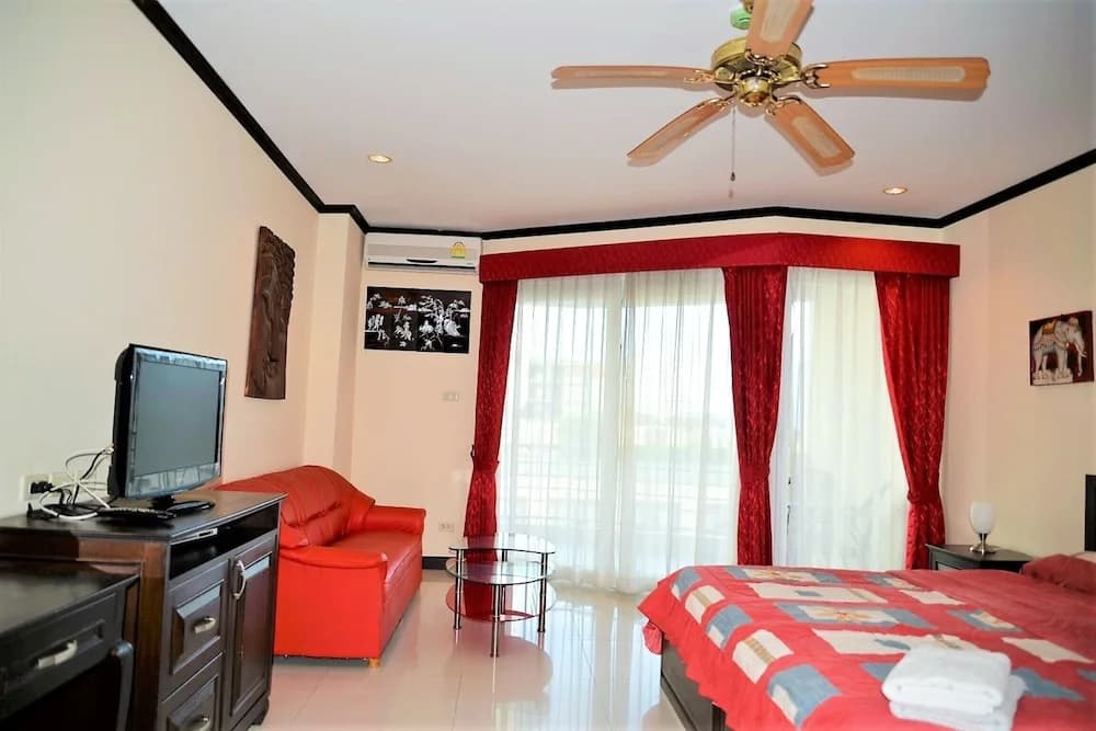 Plaza Residence Jomtien Beach - Large Studio Condo - photo 2