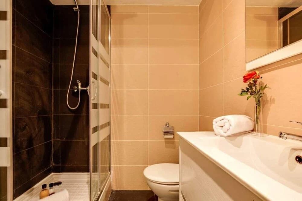 Modern 2 Bed Flat in Trendy Poble Sec - photo 11