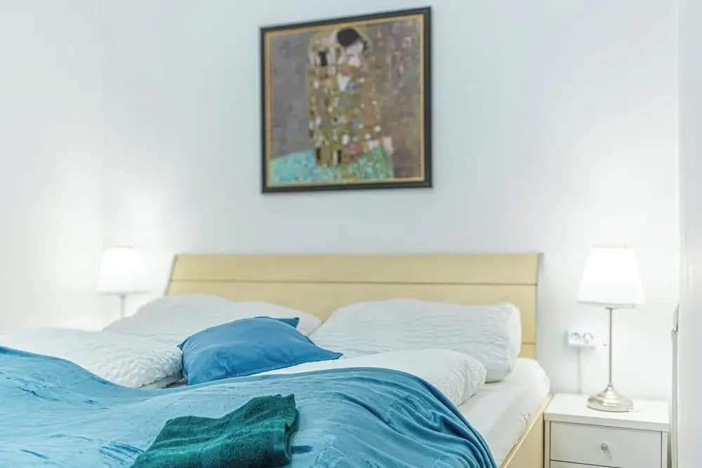 Elegant 2BR Apt Steps from Westbahnhof - photo 17