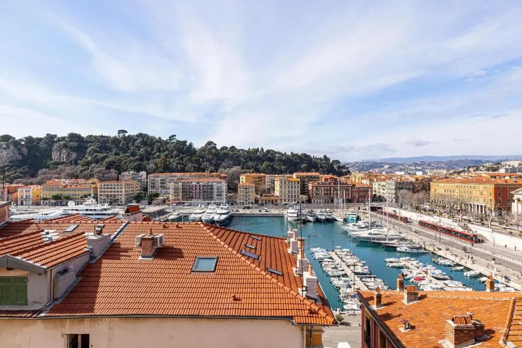 Extraordinary View on Port and Castle Hill - 1 Bdr & Parking - photo 9