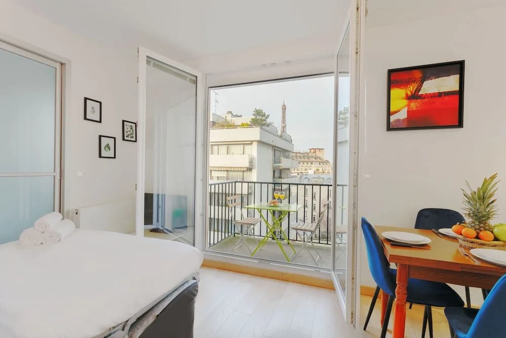 Eiffel Tower View Private Apartment - photo 2