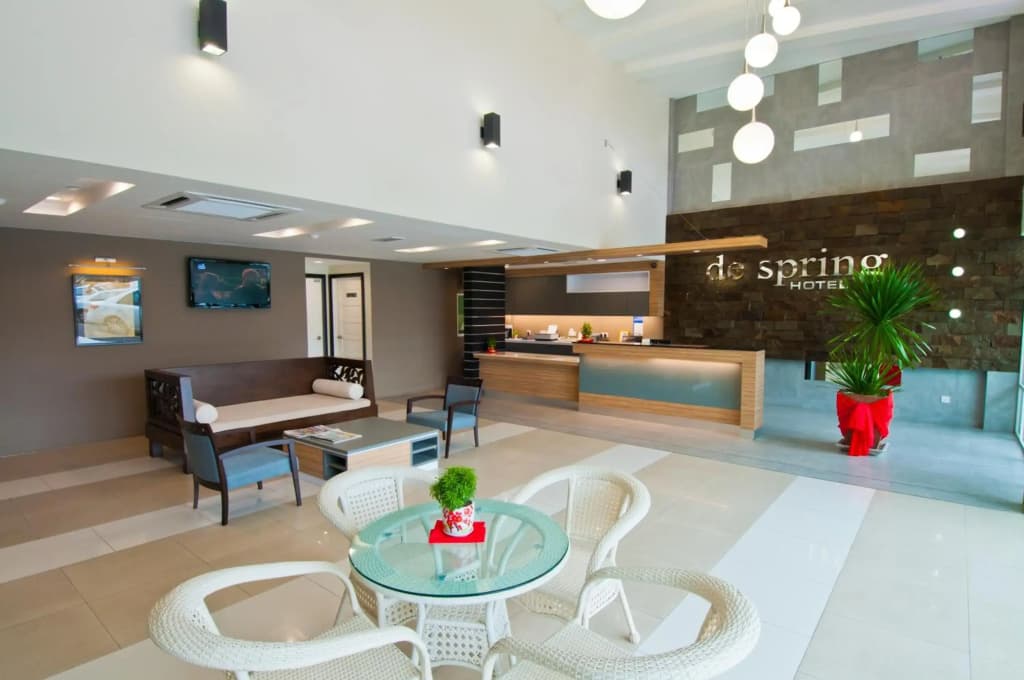 De Spring Hotel - photo 8