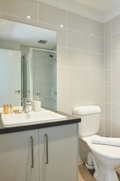 Spacious and Bright 1 Bedroom Apartment - photo 7