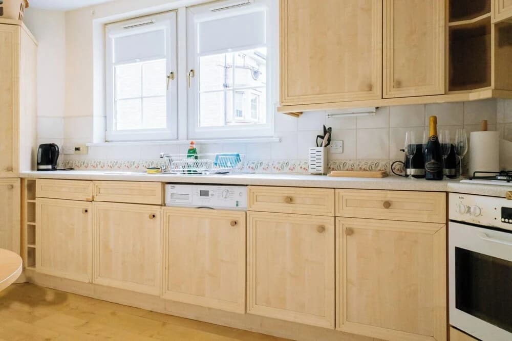 Snug & Serene 2BD Flat - Roseburn - photo 10