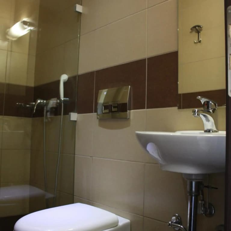 Pella Inn Hostel - photo 10