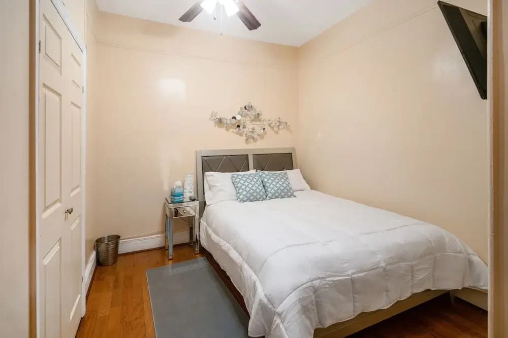 Spacious 3 Bdrm Close To Trains & Shops - photo 29