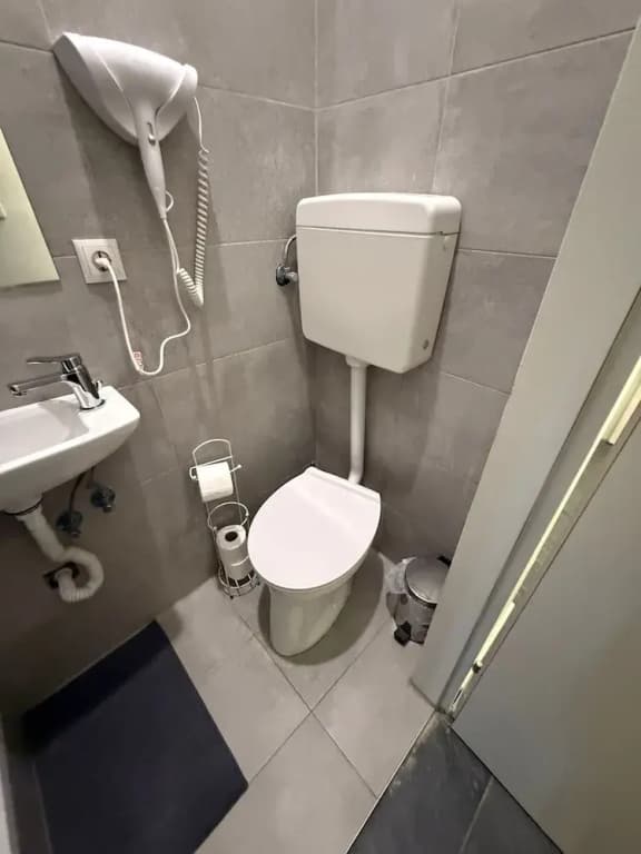 Modern 1BR Apt Steps from Westbahnhof - photo 5