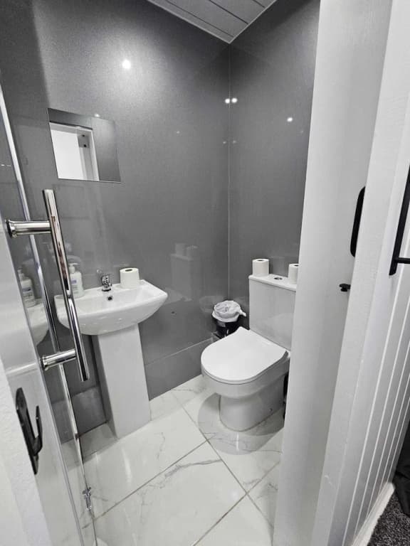 Edinburgh City Hotel - photo 8
