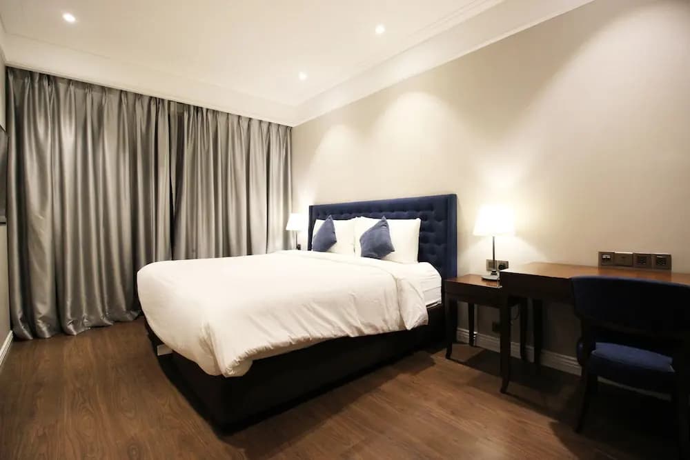 Neo Classic Condo - photo 3