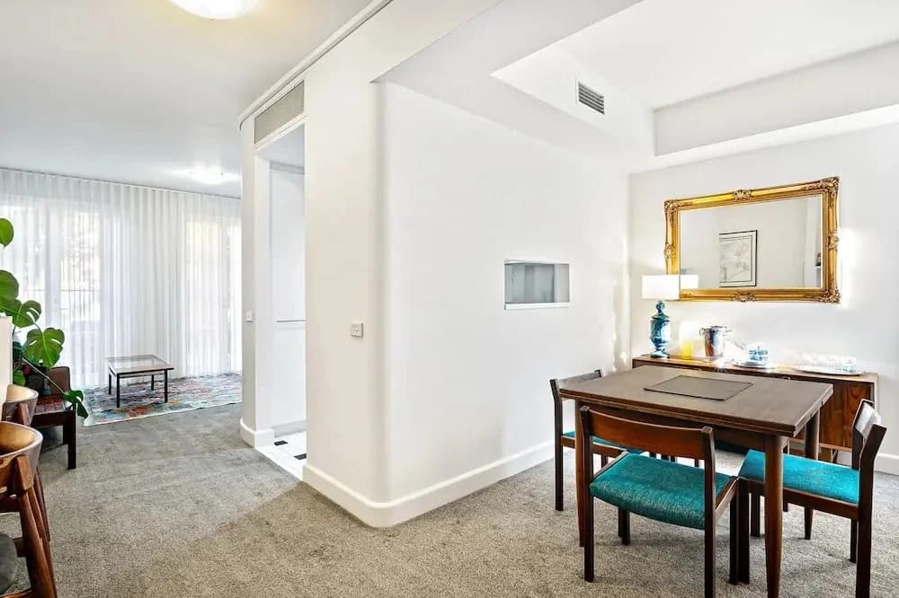 Modern East Melbourne 2-bed Apartment With Parking - photo 3