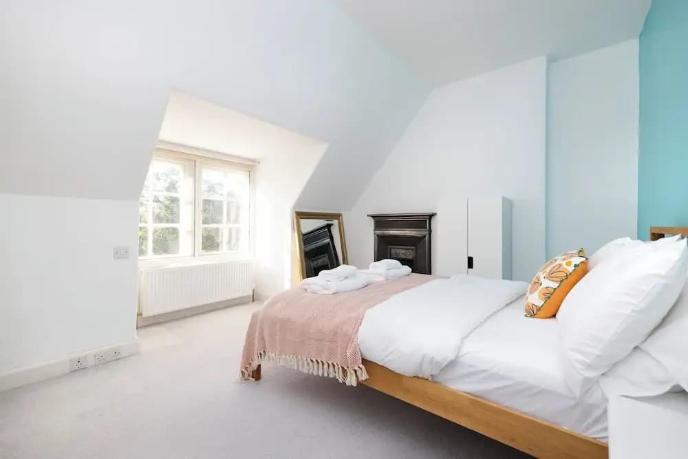 Delightful 3-bed Flat with Parking - photo 2