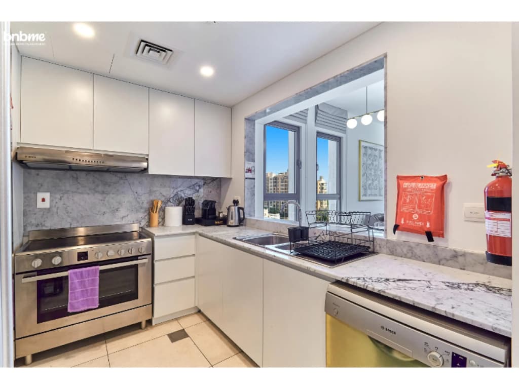 Elegant Pool View 2BR Apartment - photo 18