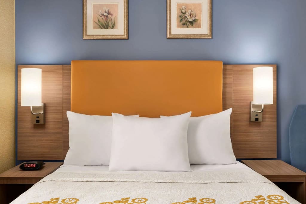 Days Inn by Wyndham Long Island City - photo 3
