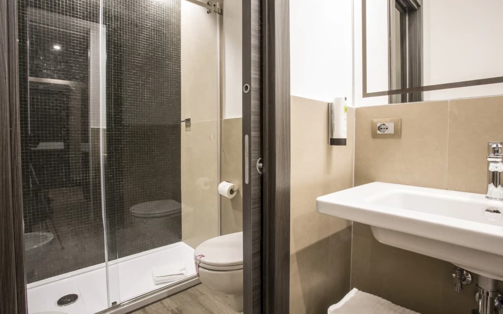 The Guardian Hotel - photo 25