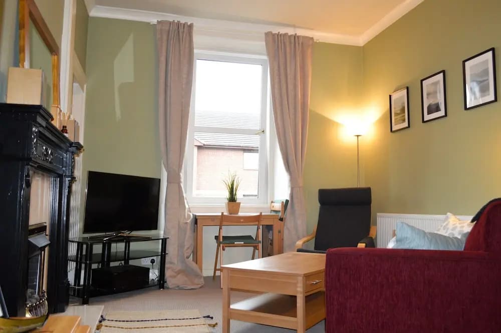 Colourful 1 Bedroom Apartment Near Edinburgh Centre - photo 4