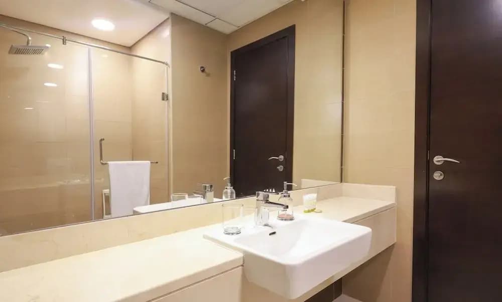 Sophisticated One Bedroom with full Marina View - photo 18