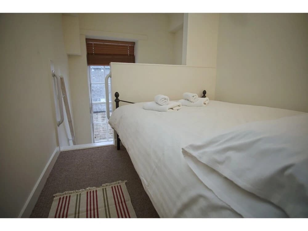 Bright, Spacious Old Town Flat for 6 - photo 2