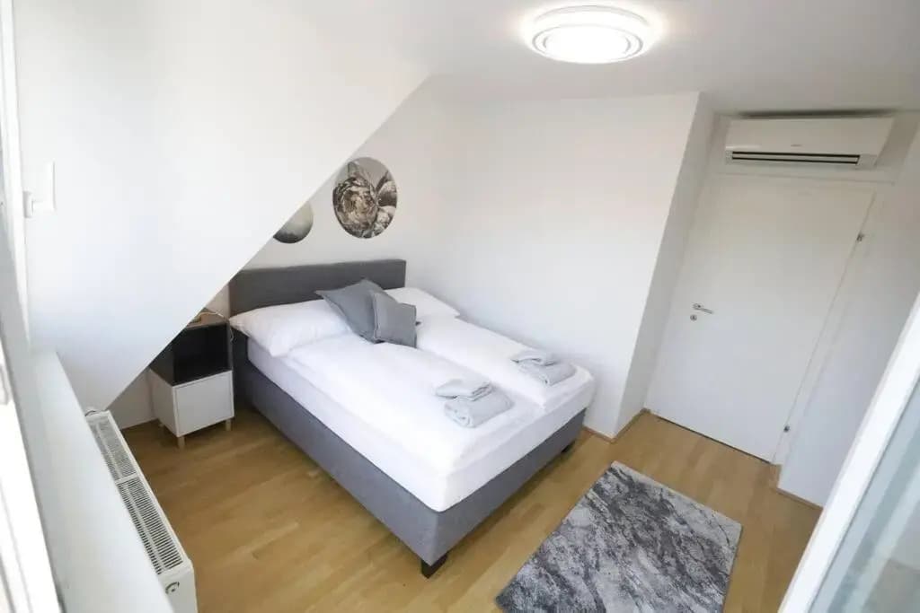 Charming Flat & Balcony near CentralStation Apt15 - photo 8