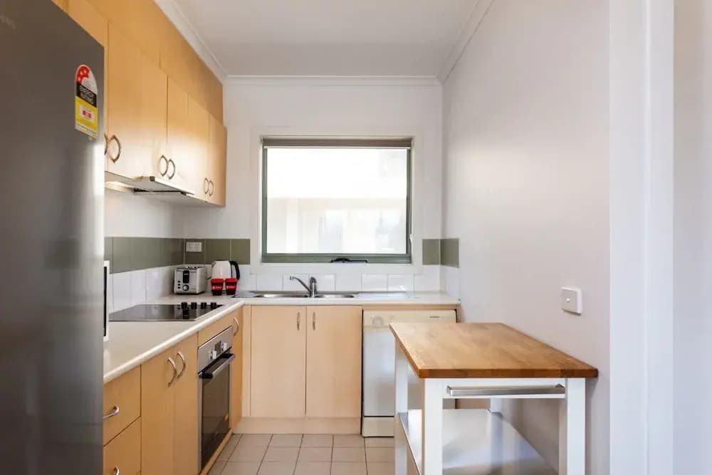 Snug 2-bed Townhouse Near Bustling Shops - photo 4