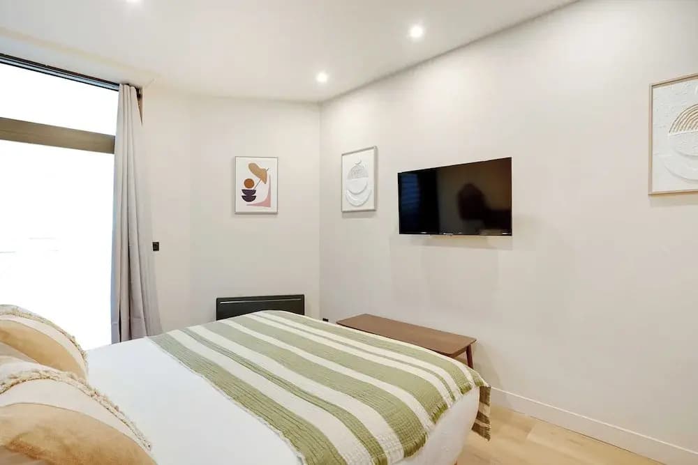 Spacious Apartment - 2BR/10P - Place D'Italia - photo 3
