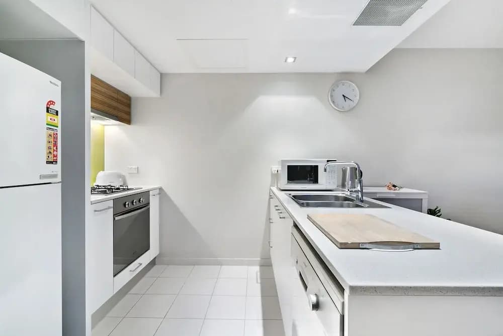 MIRANDA, 1BDR Docklands Apartment - photo 6