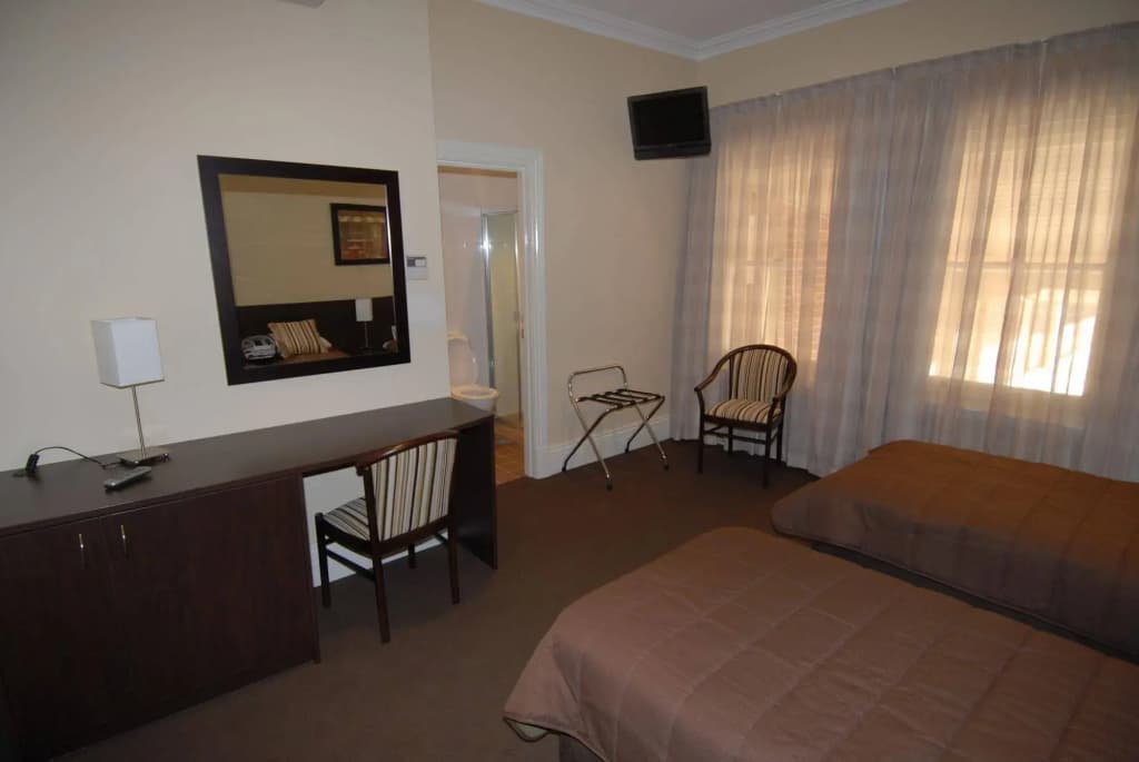 Captain Cook Hotel - photo 4